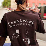 Brun T-skjorte - Dogs & Wine Make Everything Fine 