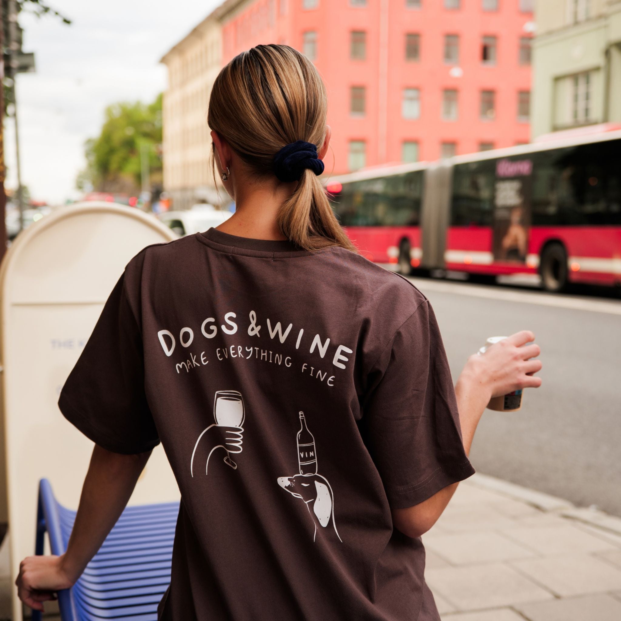 Brun T-skjorte - Dogs & Wine Make Everything Fine 